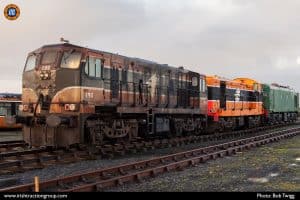 190 + 124 + A15 at Moyasta, shortly after the ITG locos arrived, and just before the tarpaulins went on, 28/11/09